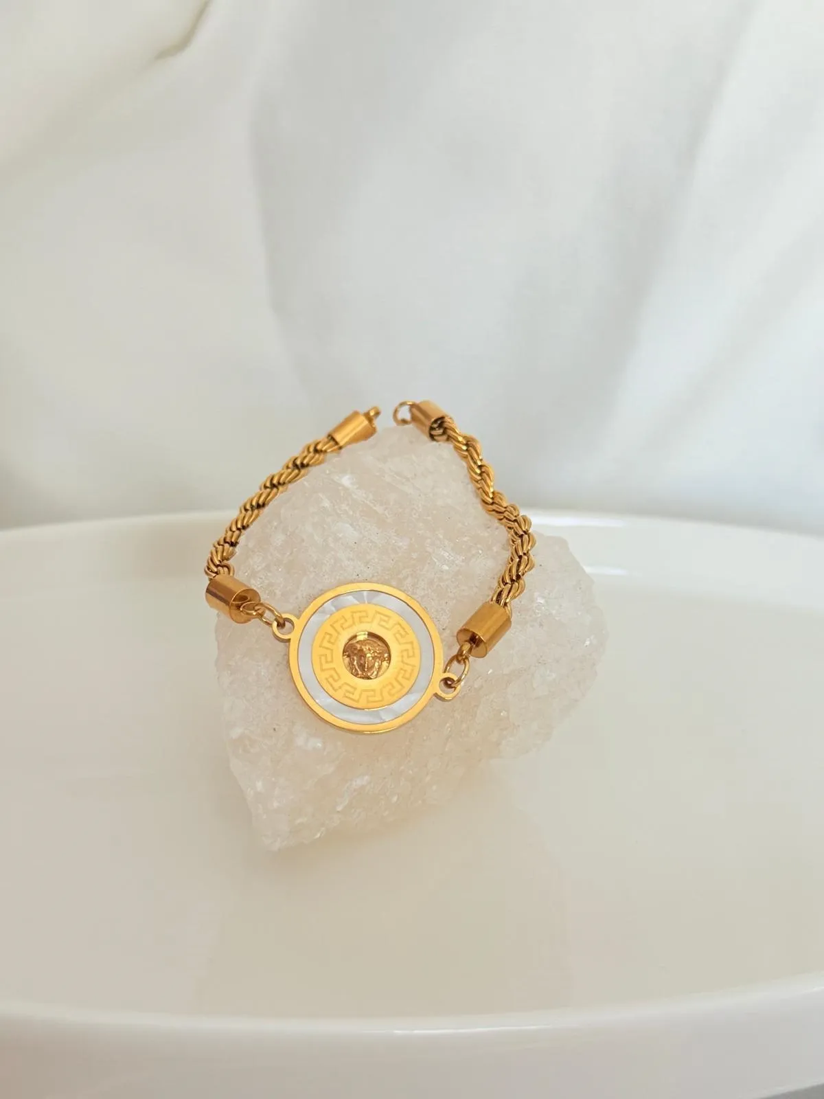 ASLAN FİGÜR BURGU ZİNCİR GOLD WHİTE BİLEKLİK MODELİ